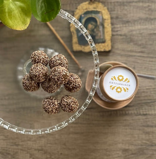 Recept på adaptogena raw balls med Ashwagandha, Siberian Ginseng och Gotu Kola. Jättegoda, glutenfria och vegan. Och med massa energi! 