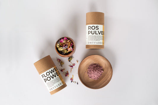 Örtfabriken använder hållbara förpackningar i papptuber till sina örter i pulver. Rosenpulver, rosor och ringblomma.
