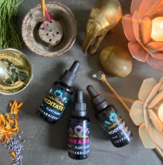 Här är våra tre nya tinkturer från serien Blissful Tinctures. Det är örtbaserade elixir för invärtes bruk för att förstärka din meditation, yoga och andliga utövande.