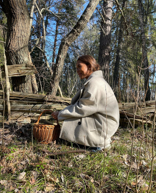 Plocka vilda växter maskrosblad brännässlor doftvioler