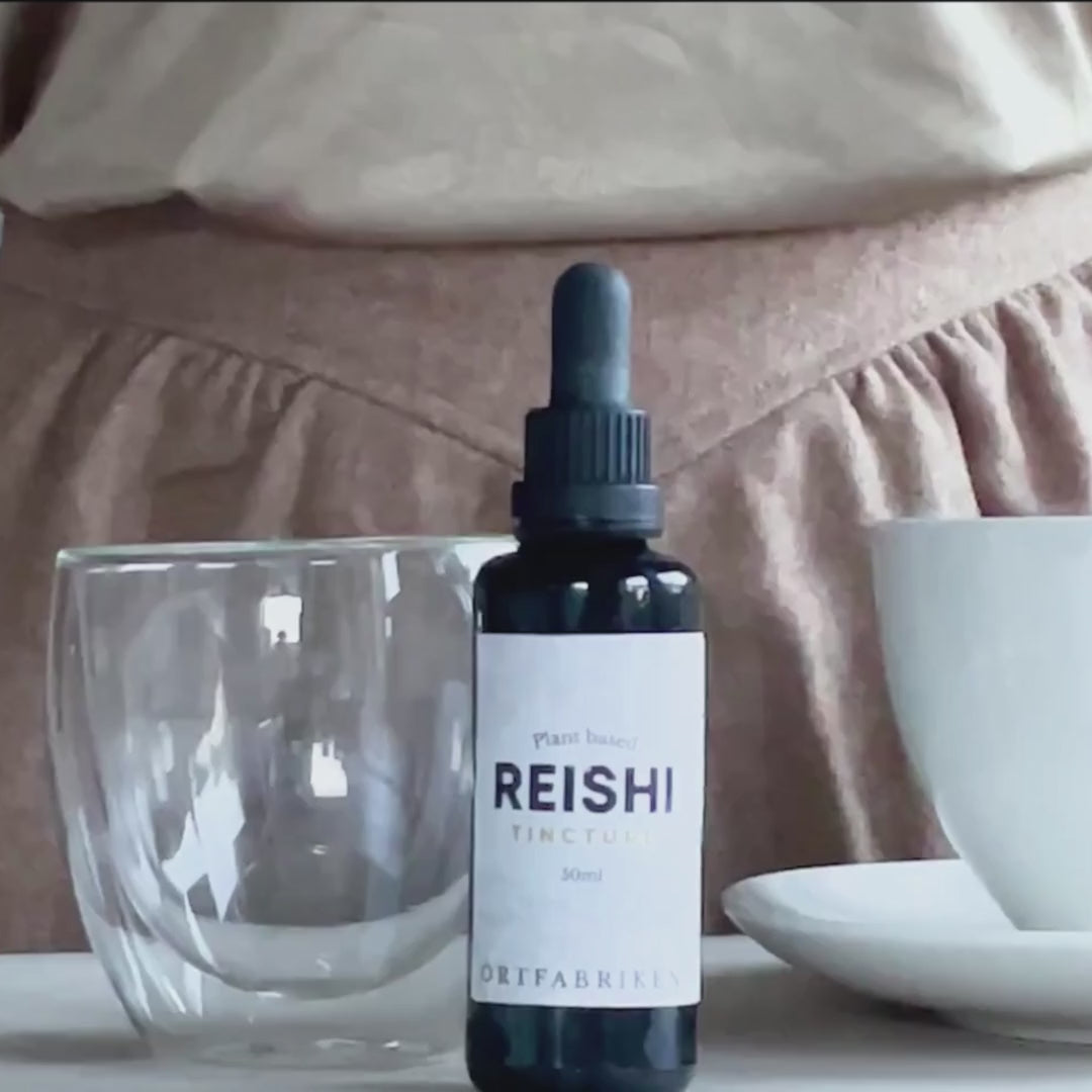 Så här använder du Reishi i tinktur genom att droppa i en kopp te till kvällen.